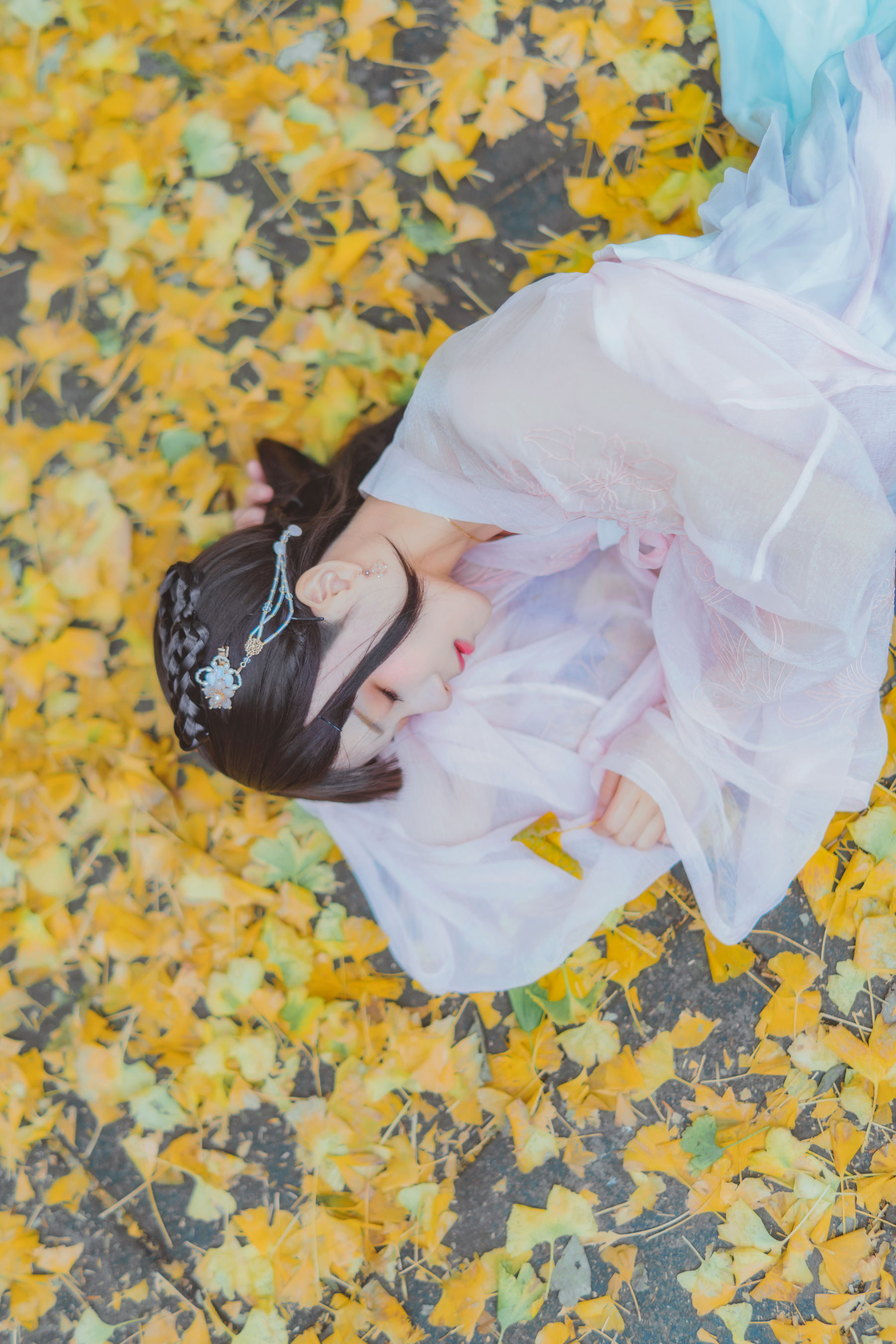 桜桃喵 – 温柔之汉服银杏 [10P]