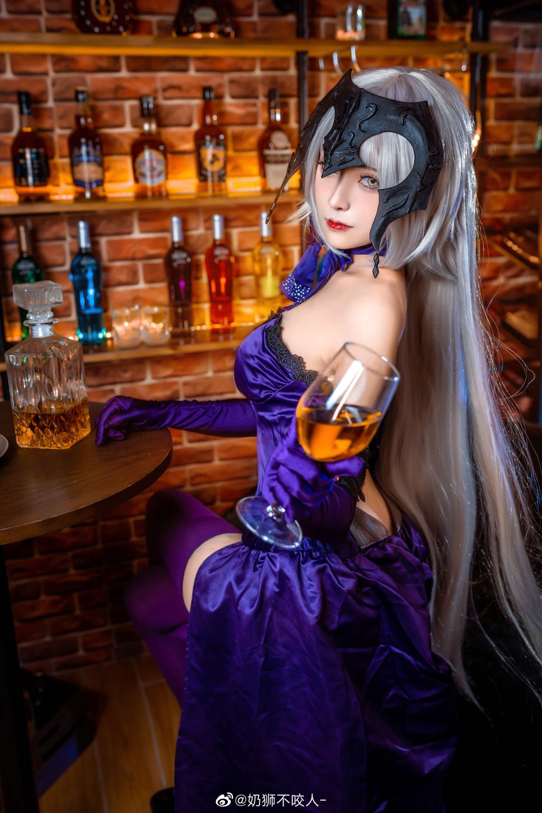[Cosplay写真] 奶狮不咬人 – 黑贞德 [10P] 插图1