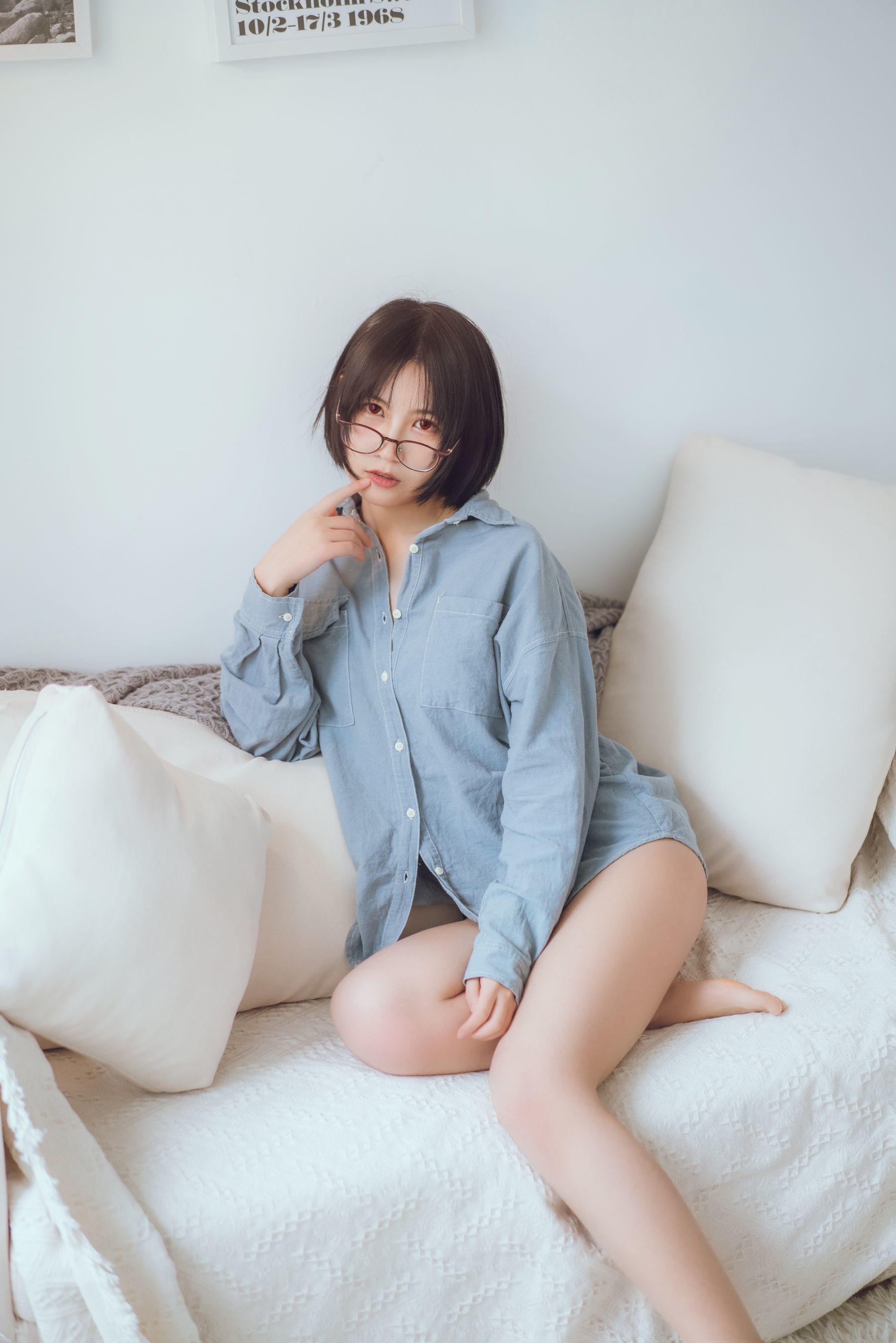 COSER美女逐月su 蓝色衬衫 [22P] 插图1