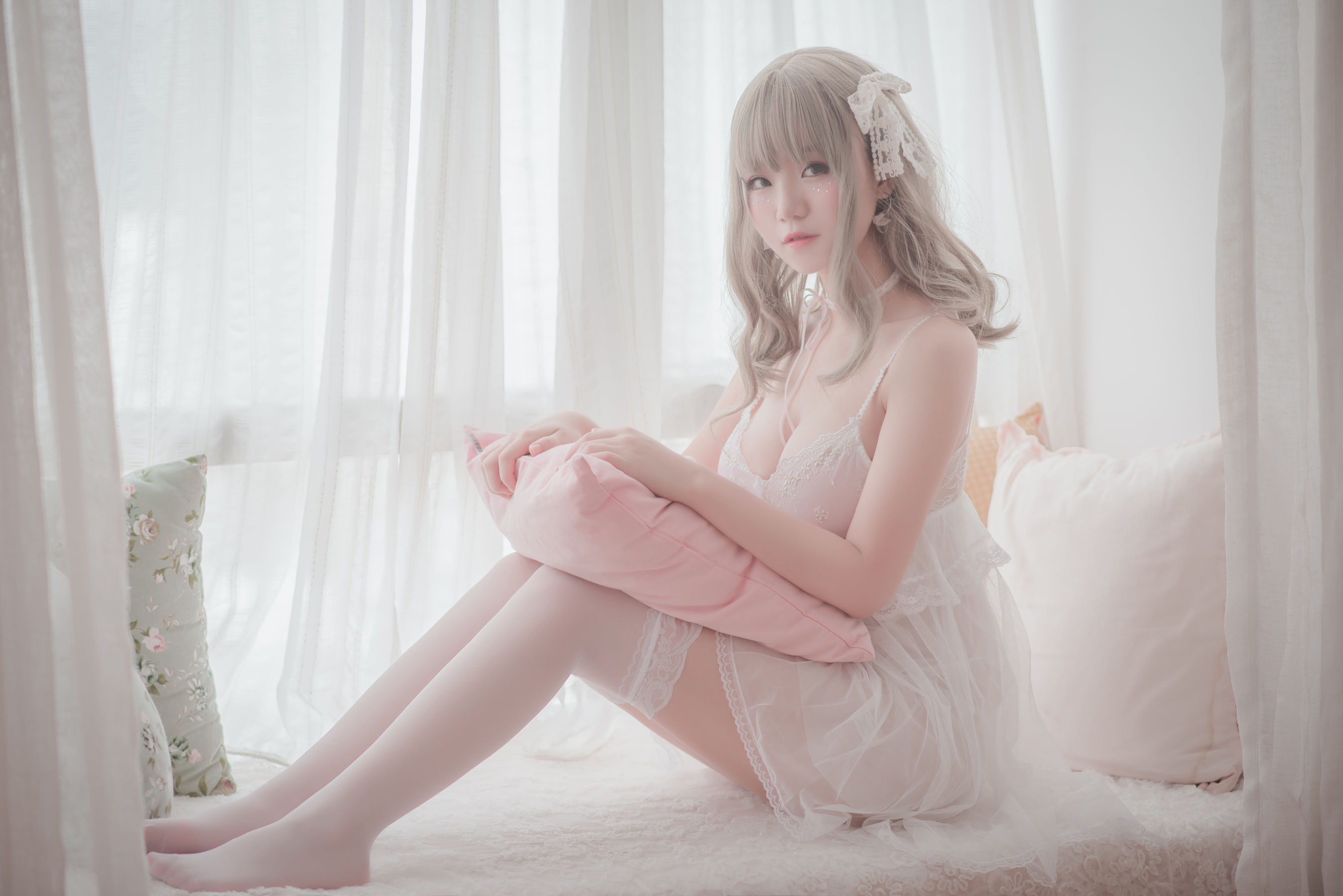[萝莉COS] Yoko宅夏《白色丝质连衣裙》 [26P] 插图1