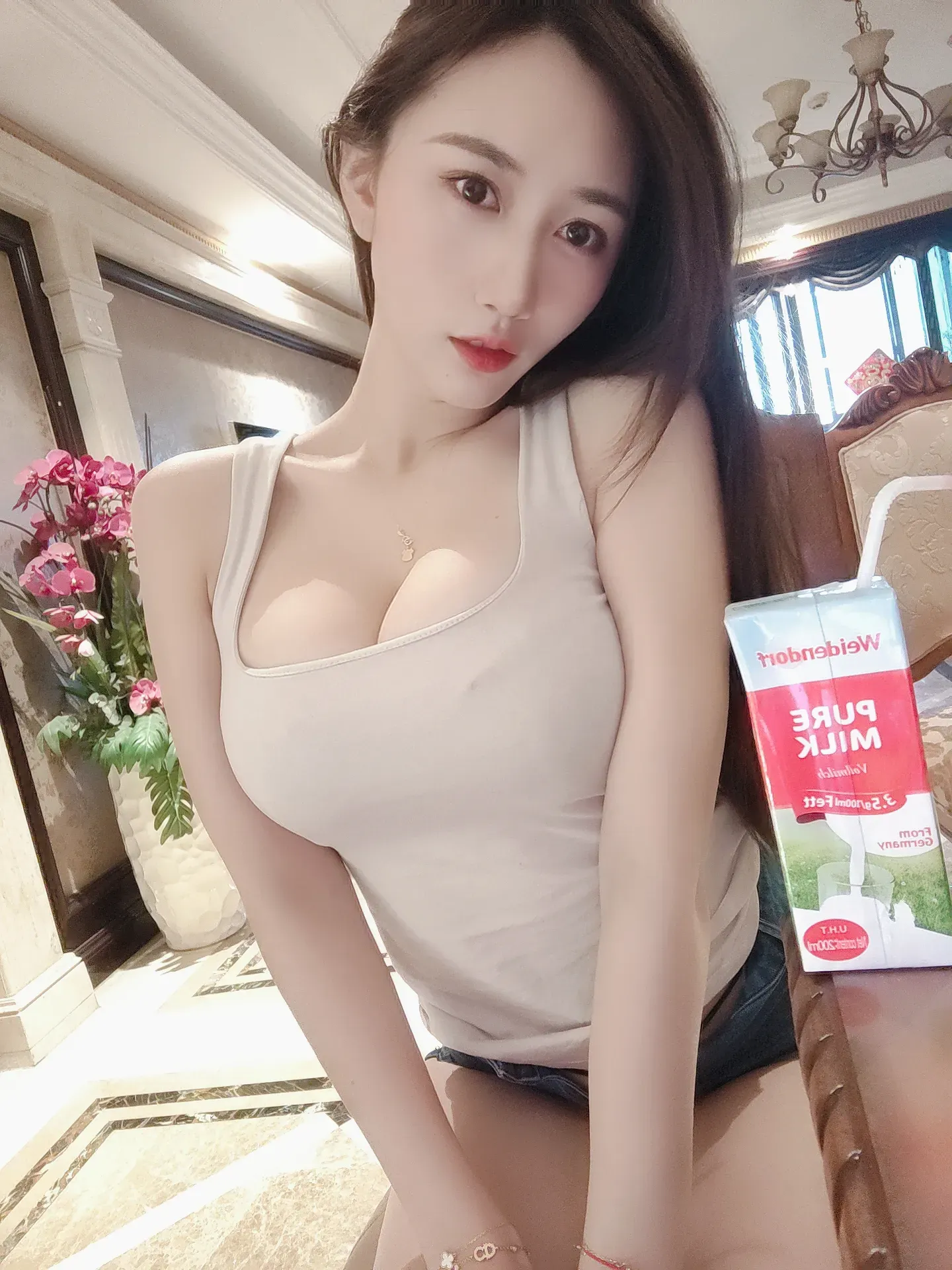 小玉吃果冻 – 白背心紧身牛仔短裤 [35P] 插图1