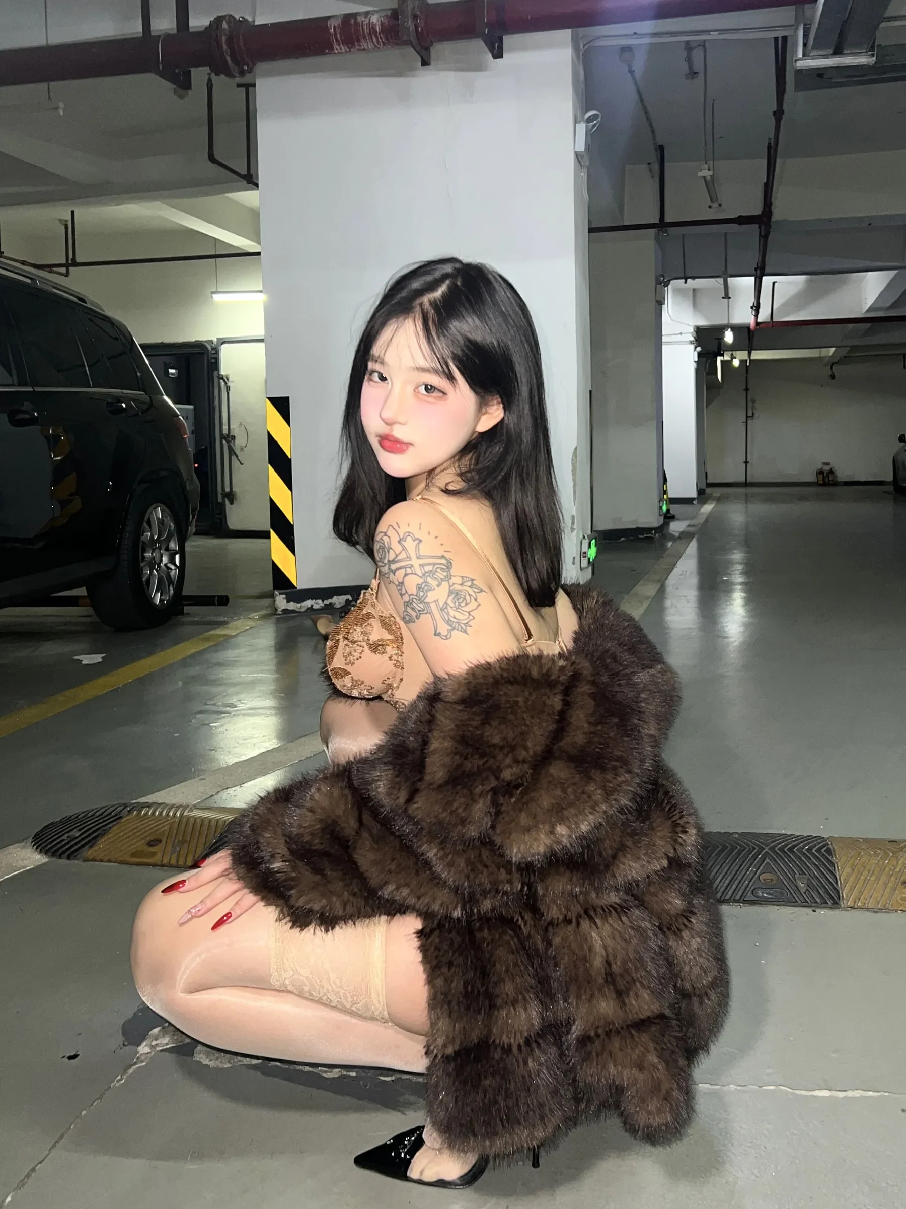 小u优优子 – 貂皮大衣 [50P] 插图1