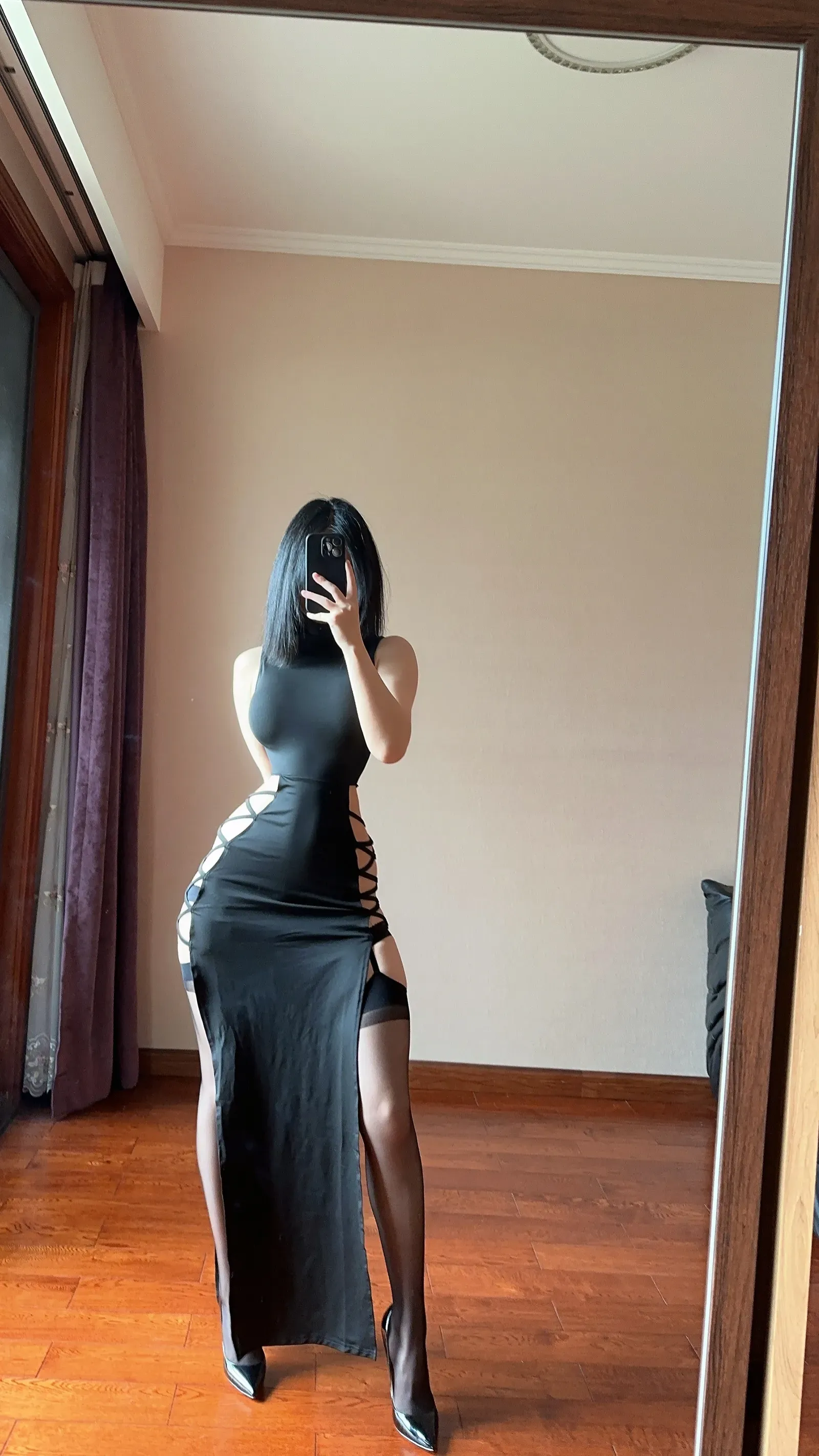 俏妞qiaoniuTT – 国风黑丝开叉旗袍 [30P] 插图1