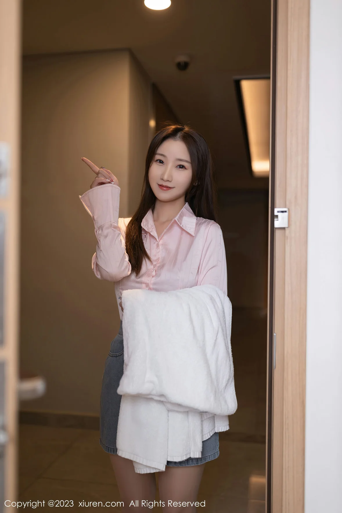 XiuRen 秀人 No.6832 主题“向邻居借水” 杏子Yada 性感写真 [80P] 插图1