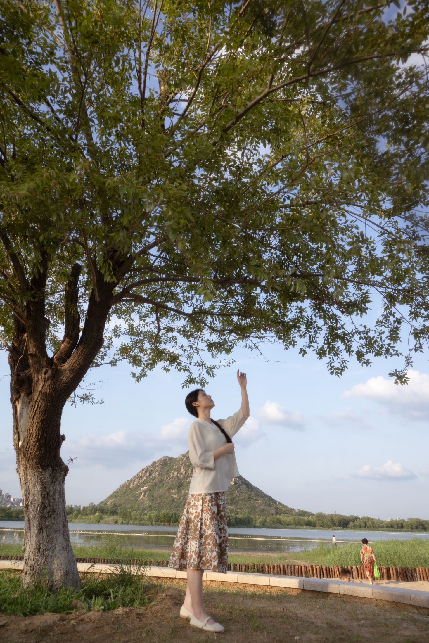 慢声 – 《夏望山楹，晨起侍花》[57P] 插图1