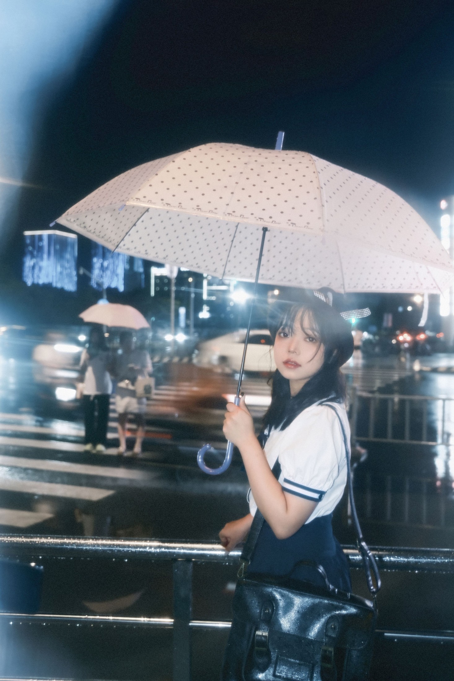 贝贝不睡觉 – 《雨天》[15P]